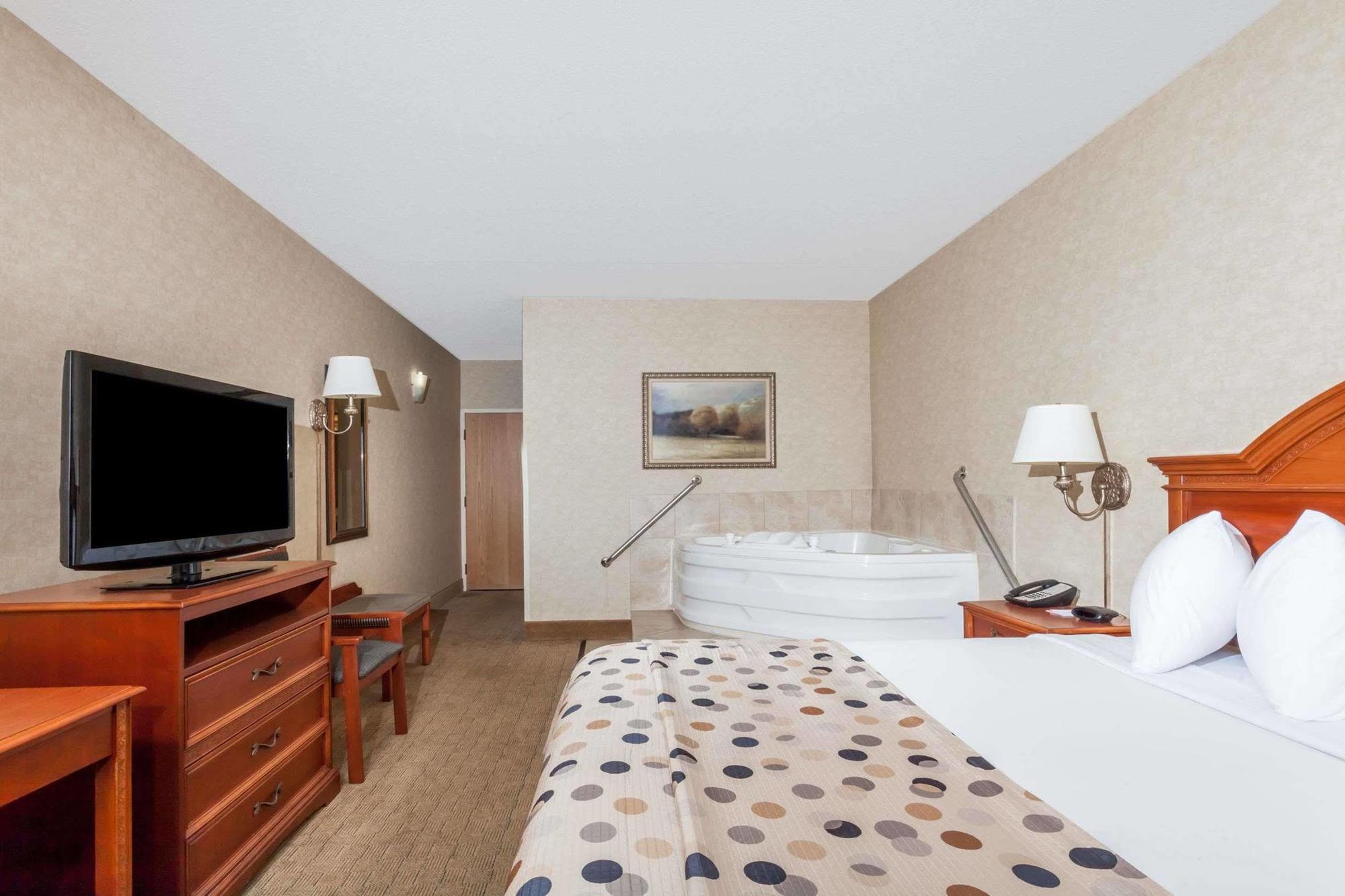 Howard Johnson By Wyndham Evansville East Esterno foto